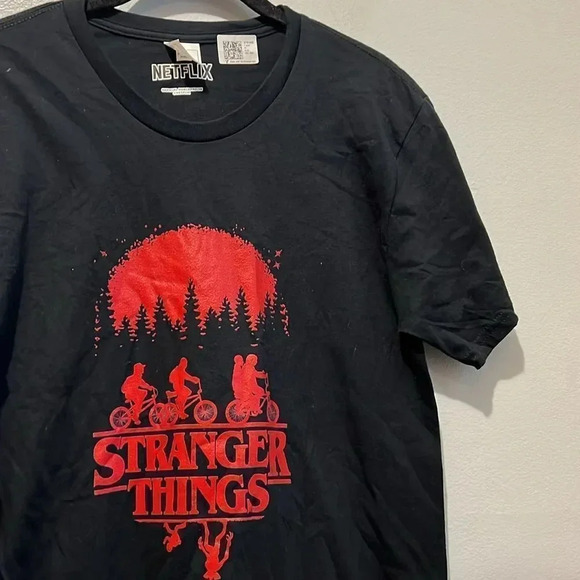 Official Netflix Stranger Things men’s small Bike Ride Upside Down T-Shirt - Picture 3 of 6